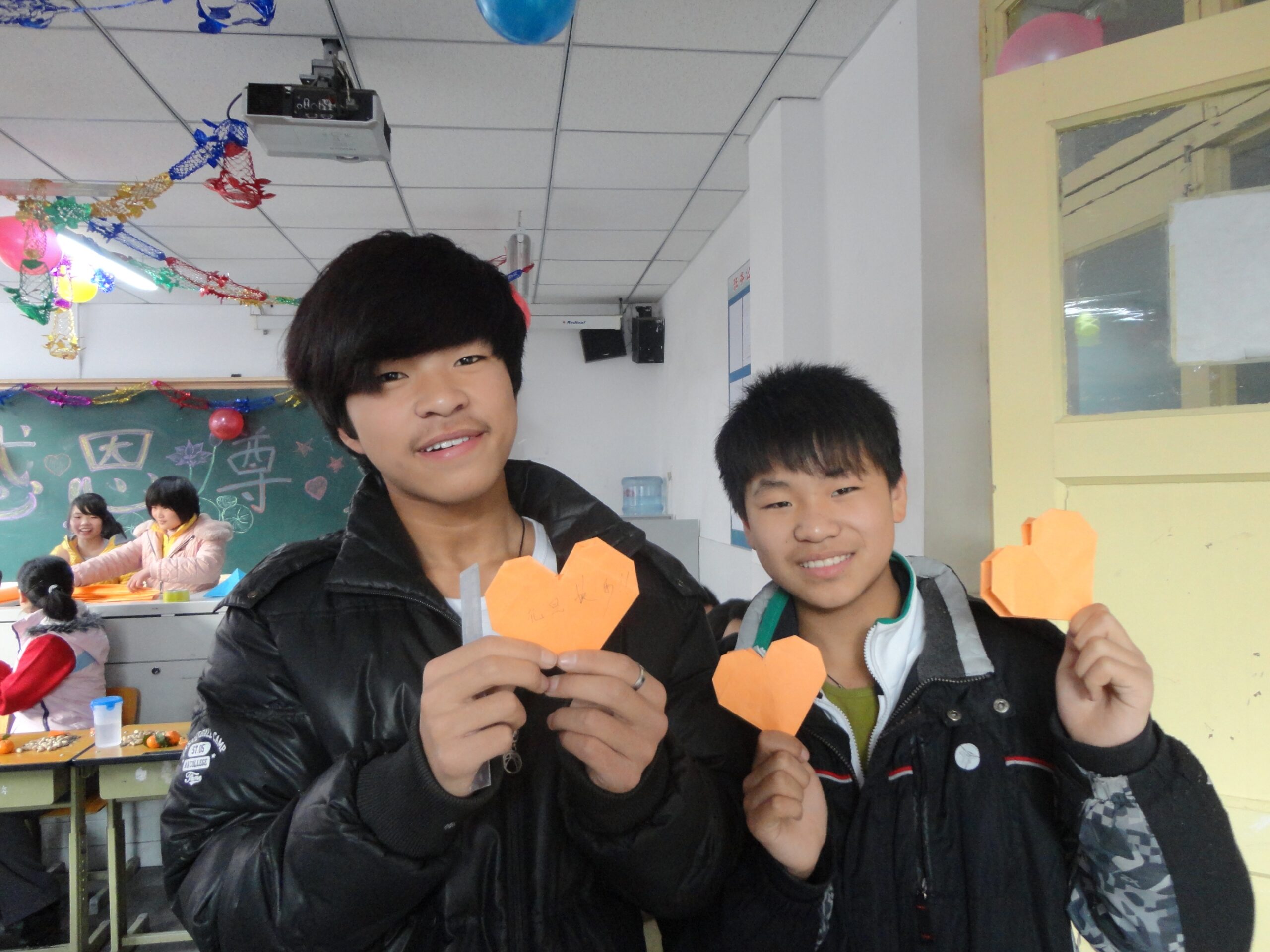 In 2013, HKS Education Fund supported World Vision, an NGO, in organising the New Year Party for Hua Ao School in Beijing with the theme "Gratitude and Respect". The students thoroughly enjoyed the event, actively participating in classroom decoration, performances, and other activities.