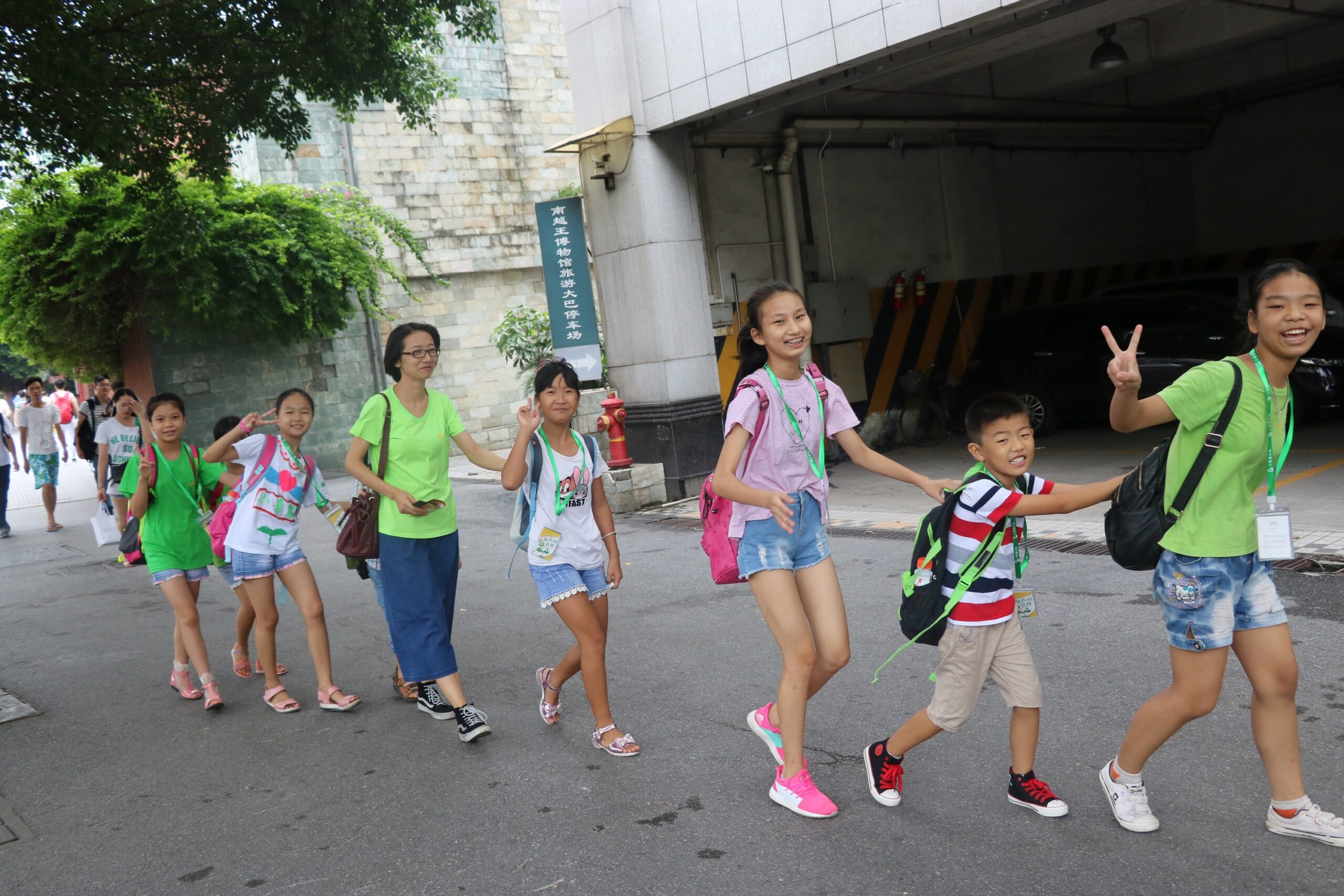 Migrant children in Guangdong were happy and enthusiastic when visiting the King of Nanyue Museum, an event arranged by the programme supported by HKS Education Fund.