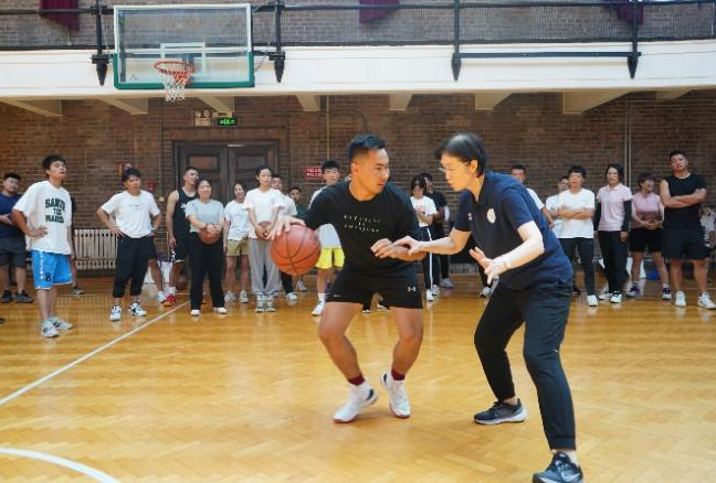 Associate Professor Yingjie from Tsinghua University provided basketball training to rural teacher participants of the "Tsinghua-Weixin Rural Teachers Training Programme".