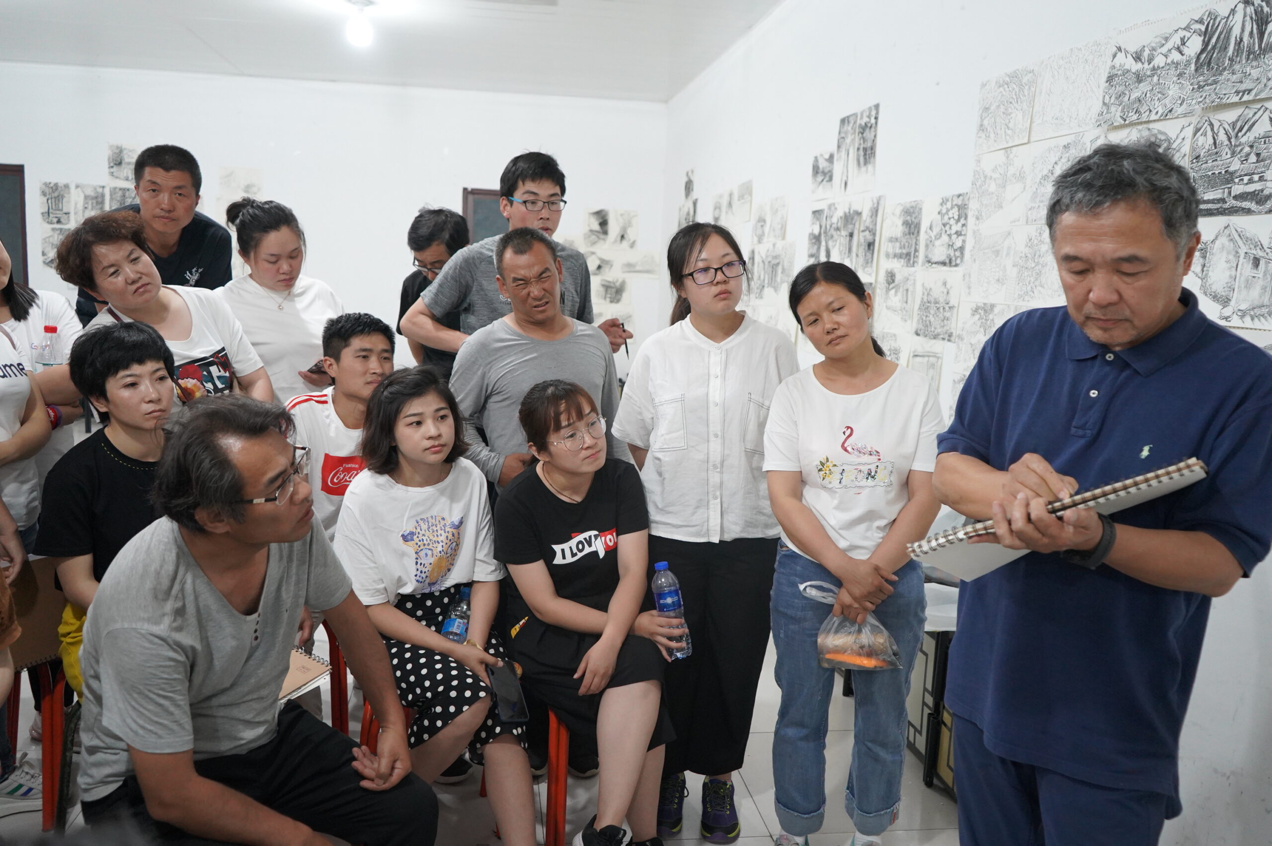 Rural teachers in the "Tsinghua-Weixin Rural Teachers Training Programme" listened attentively to a lecture by an art professor from Tsinghua University.