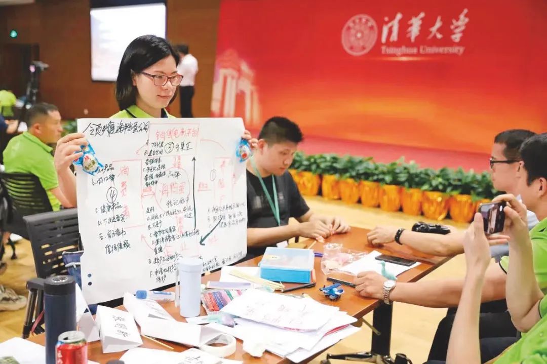 Participants of the "Leader Plan", an empowerment programme established by the Tsinghua University Education Foundation for farmers supported by HKS Education Fund, attended an on-site training class at Tsinghua University covering the organisation structure, mission, and vision of a company.