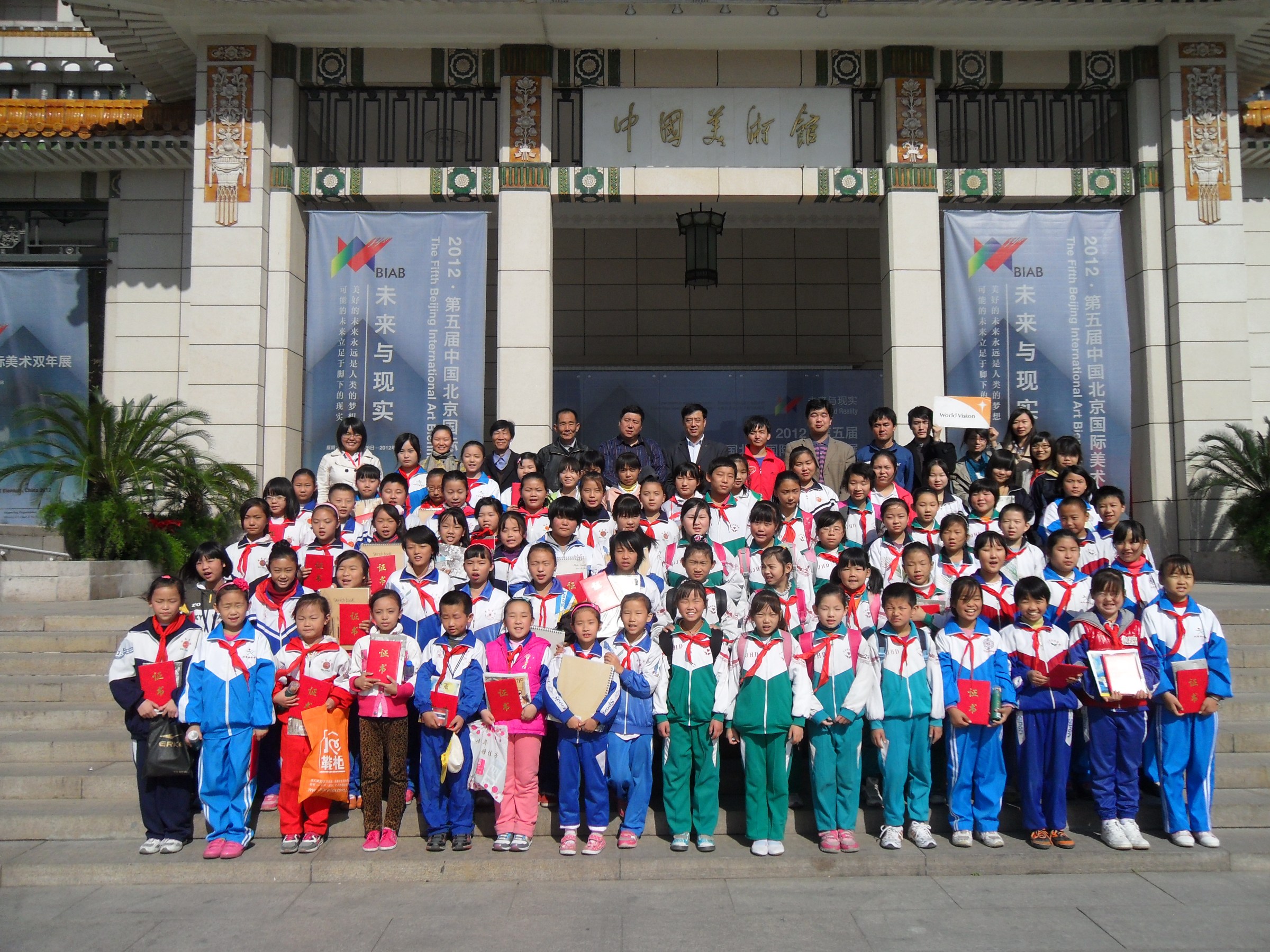 In 2012, HKS Education Fund sponsored a field day for migrant students winning competitions in art and writing skills. Besides the award ceremony, they also visited the China Art Museum and Beijing University to broaden their horizons.