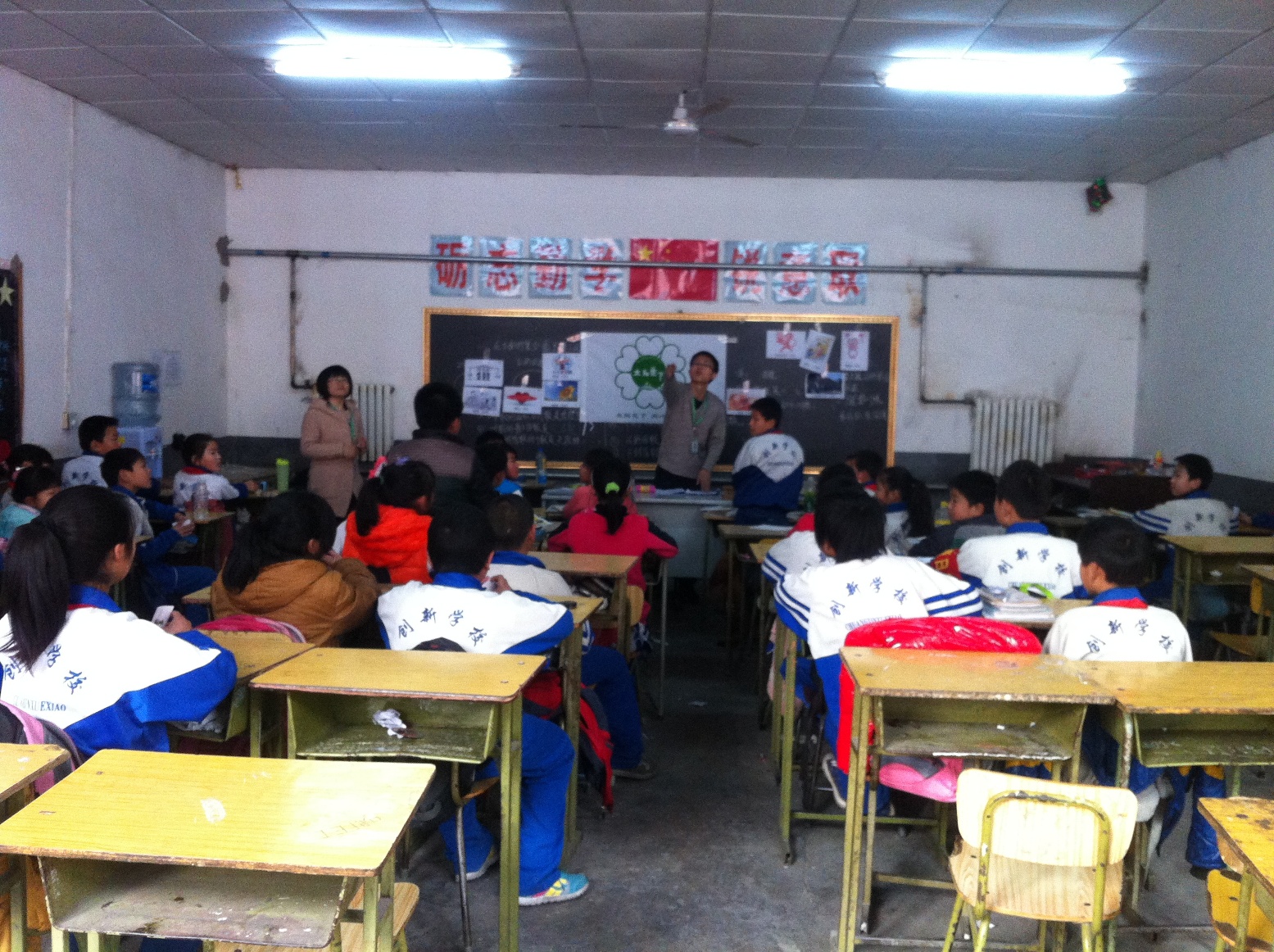 University students from China Youth University volunteered for the "Under the Sunflower" campaign, funded by HKS Education Fund. They visited primary schools for migrant children to help them with mindset development in their daily lives.
