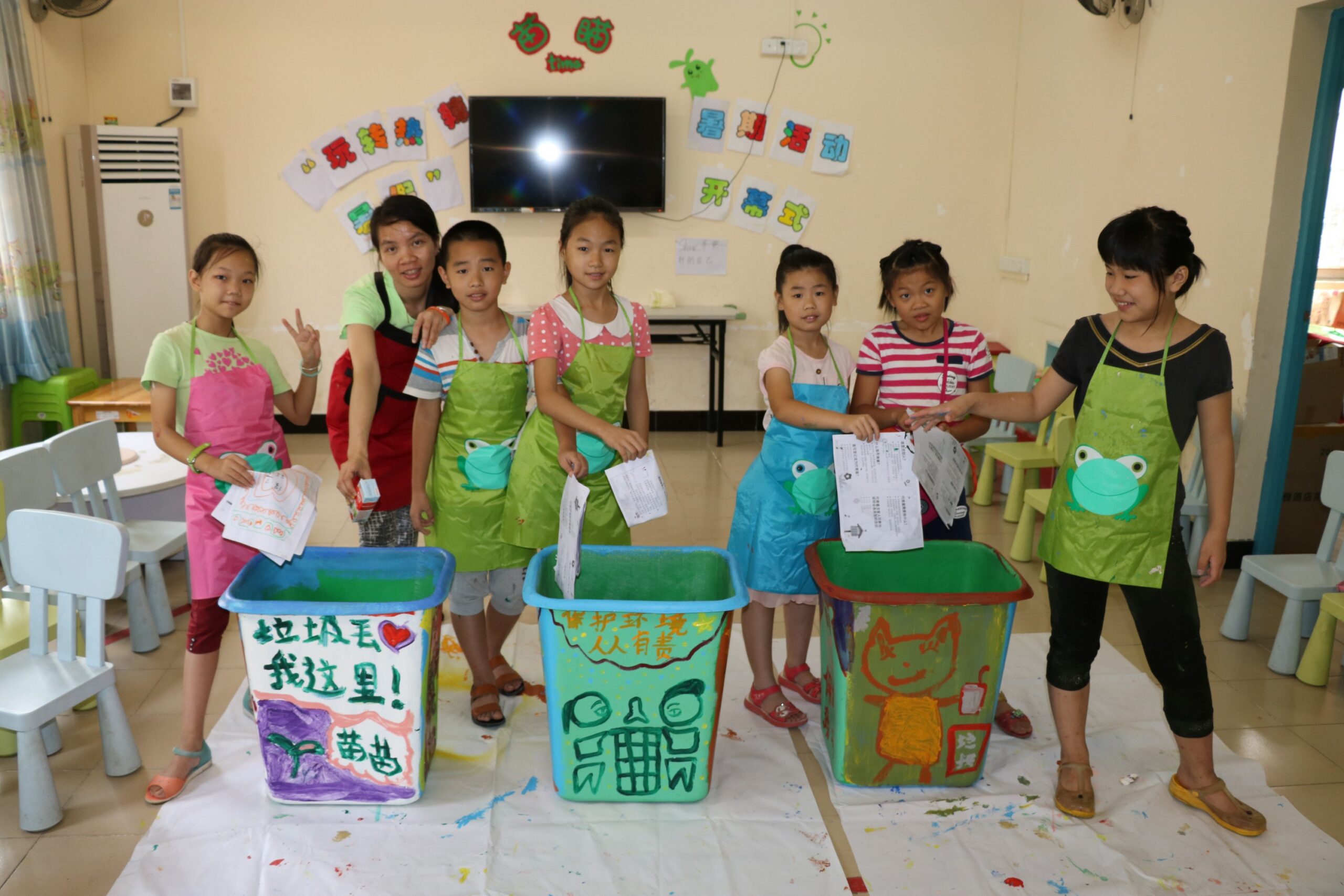 HKS Education Fund supported activities to help migrant children adapt to urban life, focusing on safety, hygiene, and maintaining a clean environment. The photo showed the migrant students in classes learning about environmental protection and social responsibility.