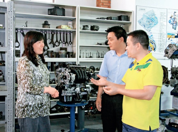 HKS Education Fund supported the Tsinghua-Weixin Vocational Training in Beijing. Zhang Wenxue, Deputy Secretary of the Party Committee of Tsinghua University, visited the automotive laboratory and interacted with the students during their class.