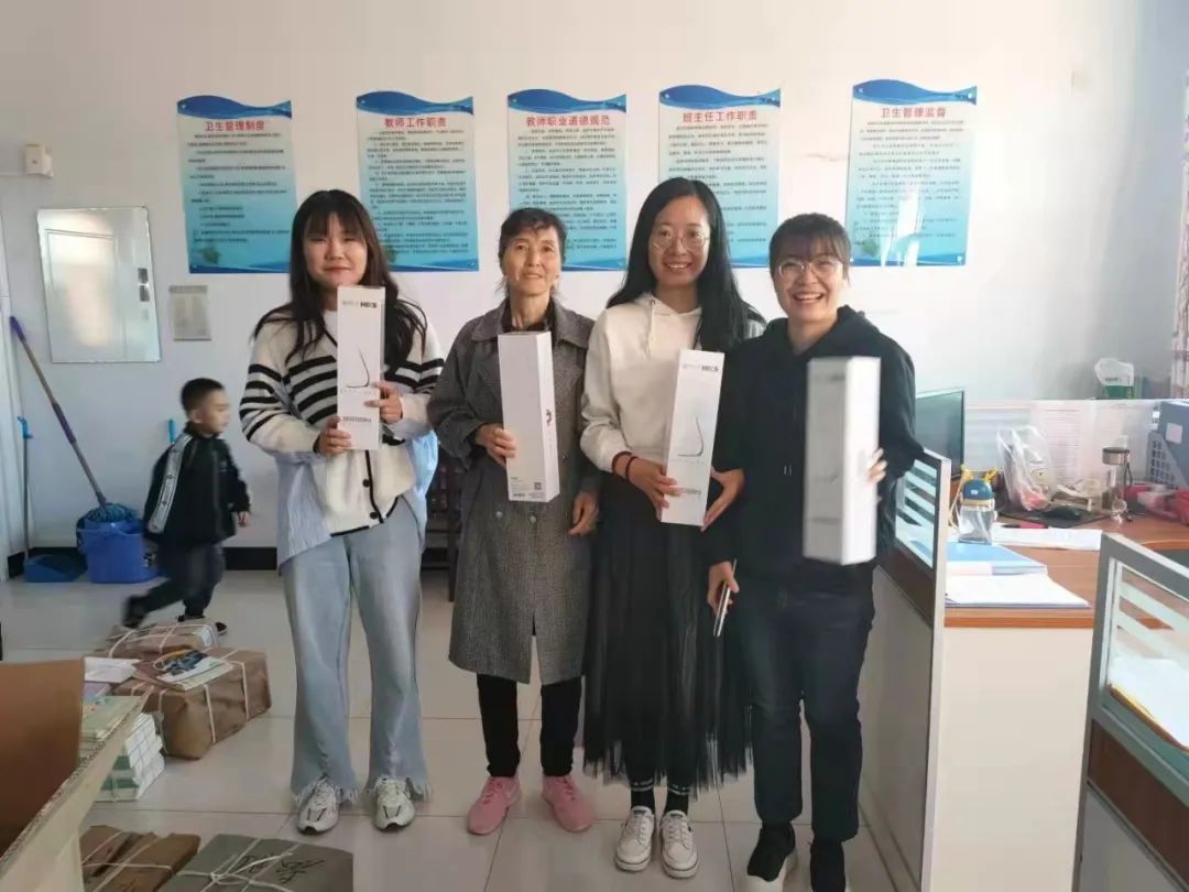 Portable desktop lamps were distributed to the teachers at Taipusi Banner Teaching Station, Inner Mongolia.