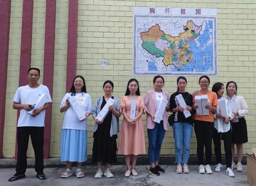 Teachers of Daozhen Gelao and Miao Autonomous County, Guizhou, received the portable desktop lamps.