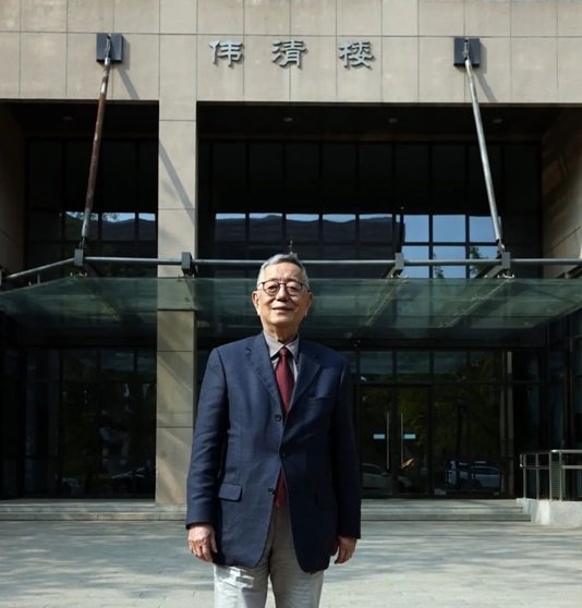 In his most recent visit to Tsinghua University in 2024, Herbert Lee took a photo in front of Weiqing Building.