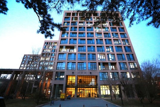 Weiqing Building consists of 11 storeys. In addition to the Department of Electronic Engineering, several departments of Tsinghua University have also been allocated space.