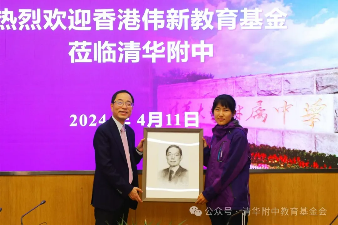 Students from Tsinghua University High School presented their artwork, which were portraits of Herbert Lee, Geoffrey Lee, and Queenie Cheung, to show their appreciation.