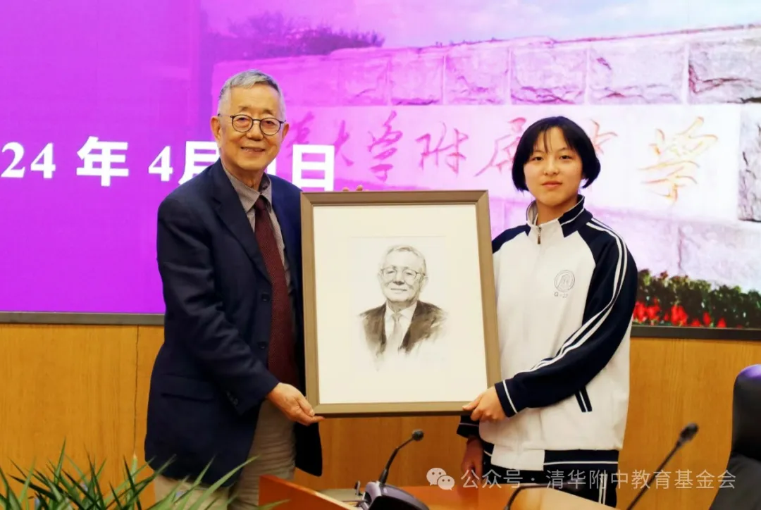 Students from Tsinghua University High School presented their artwork, which were portraits of Herbert Lee, Geoffrey Lee, and Queenie Cheung, to show their appreciation.