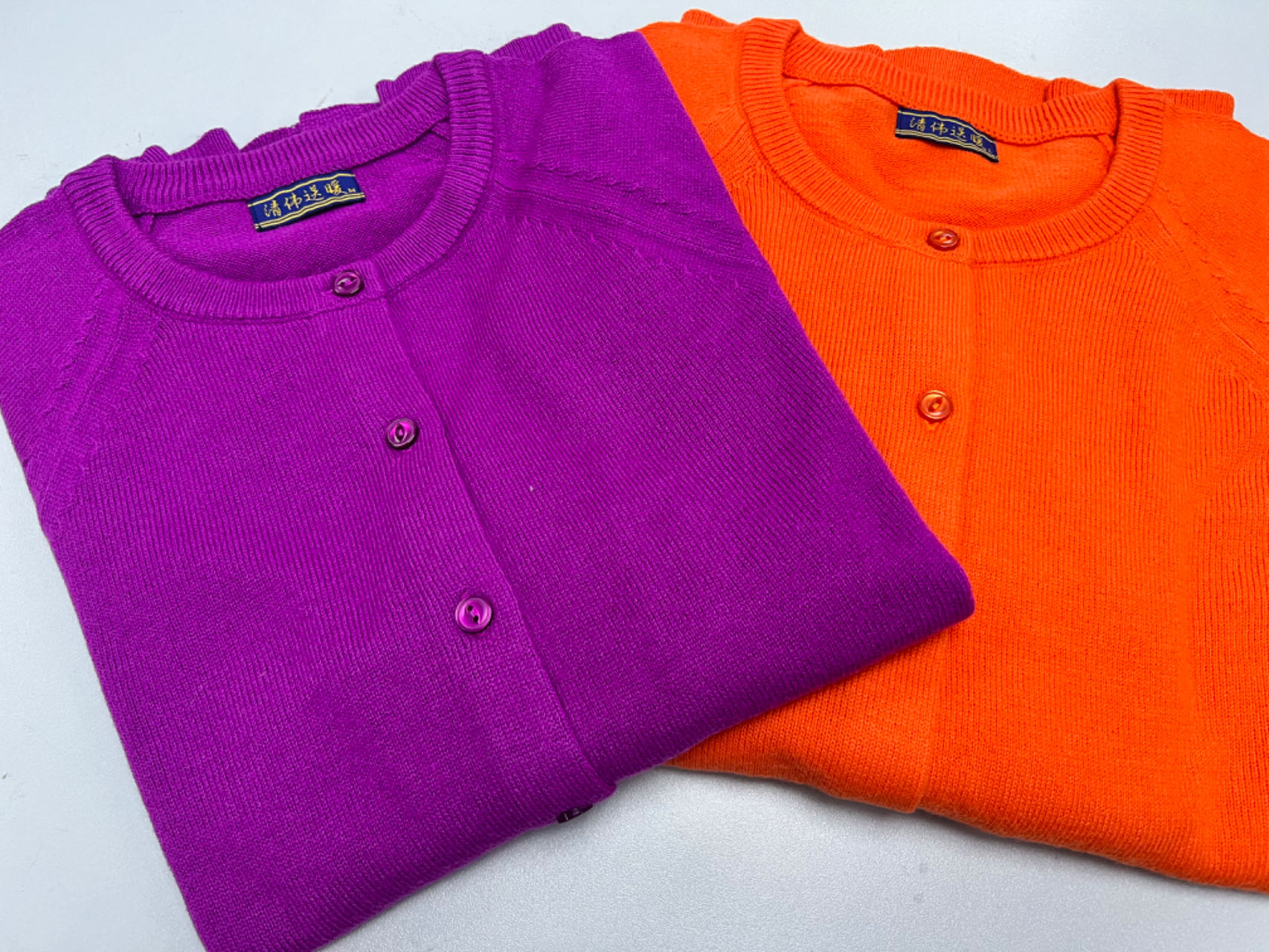 HKS Education Fund, in collaboration with the Tsinghua University Foundation, distributed 19,356 cardigans to teachers and students in rural provinces as appreciation of their contributions and the gift of warmth.