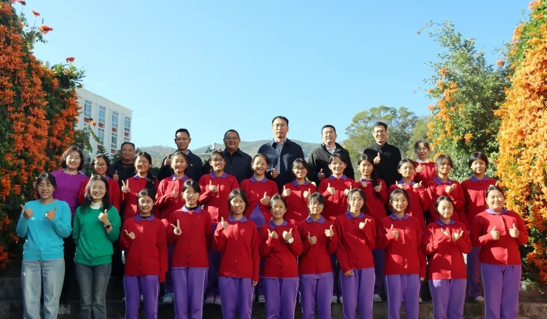 The teachers and students of Nanjian No. 1 High School and Nanjian Town Middle School received the cardigans at the ceremony which was attended by Dong Zhi, Deputy County Mayor and Deputy Director of the Tsinghua University Technology Transfer Institute.