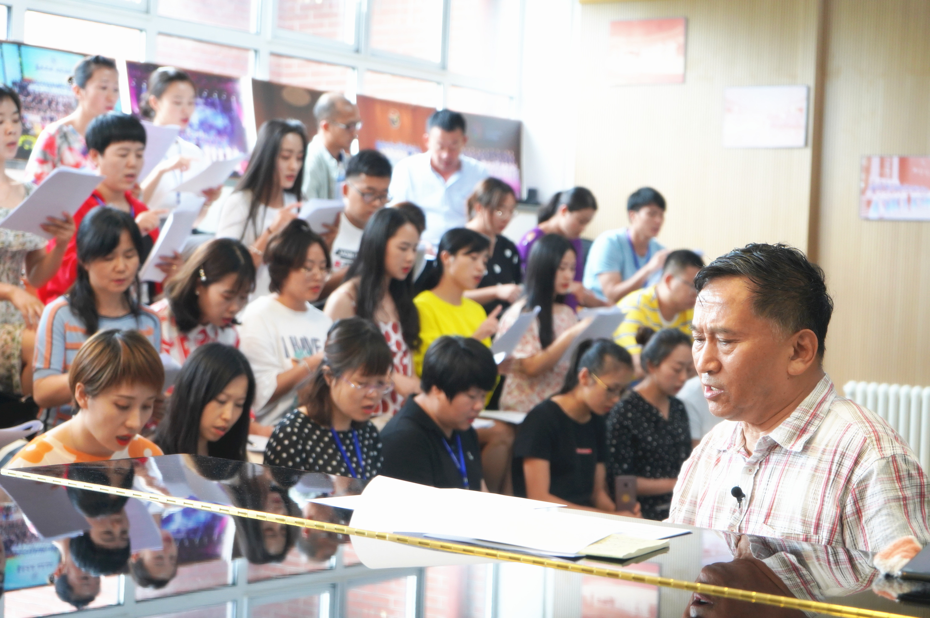 Wang Qi, a former teaching researcher at Haidian Teacher Training School, delivered an onsite lecture for the "Tsinghua-Weixin Rural Teachers Training Programme".
