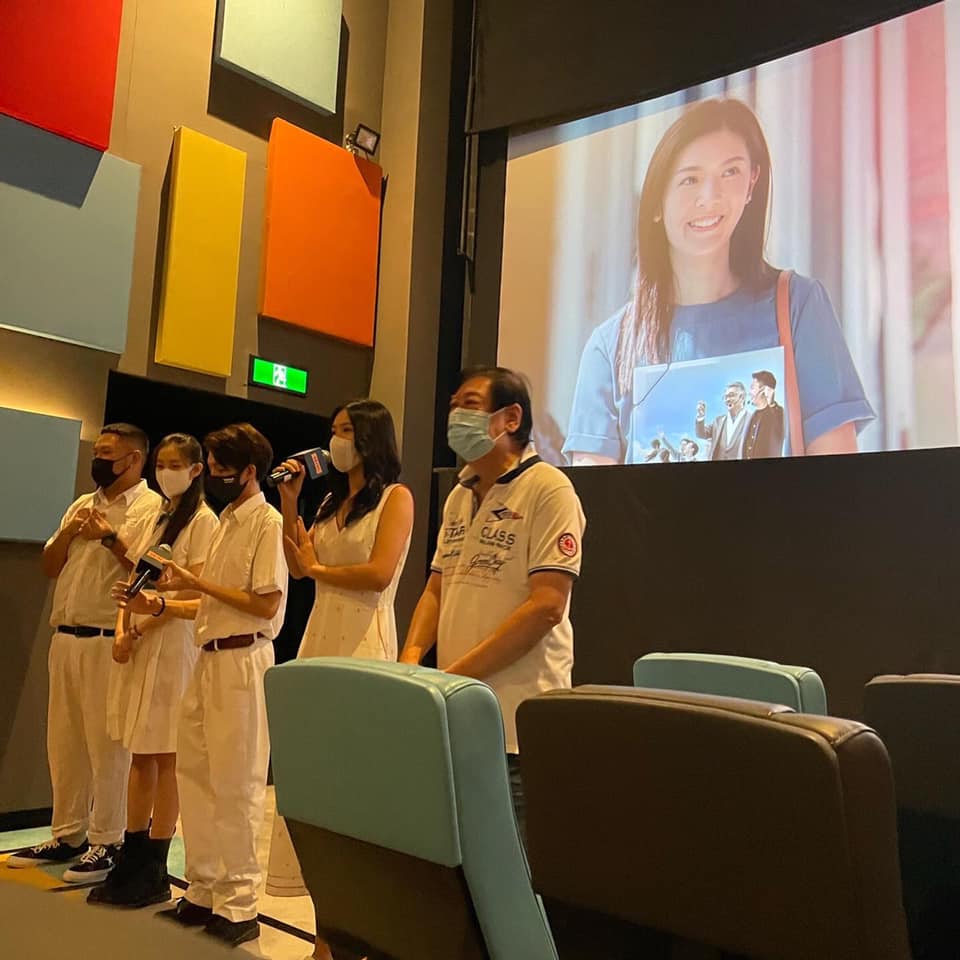 The acting and production teams were on stage to thank the audience.